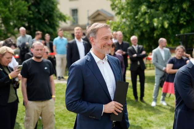 Bundesfinanzminister Lindner präsentiert Sonderpostwertzeichen und 11-Euro-Sammlermünze Präsentation des Sonderpostwertzeichens und der 11-Euro-Sammlermünze UEFA Fußball-Europameisterschaft 2024 mit Bundesfinanzminister Christian Lindner im Bundesministerium der Finanzen Berlin Berlin GER