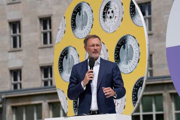 Bundesfinanzminister Lindner präsentiert Sonderpostwertzeichen und 11-Euro-Sammlermünze Präsentation des Sonderpostwertzeichens und der 11-Euro-Sammlermünze UEFA Fußball-Europameisterschaft 2024 mit Bundesfinanzminister Christian Lindner im Bundesministerium der Finanzen Berlin Berlin GER