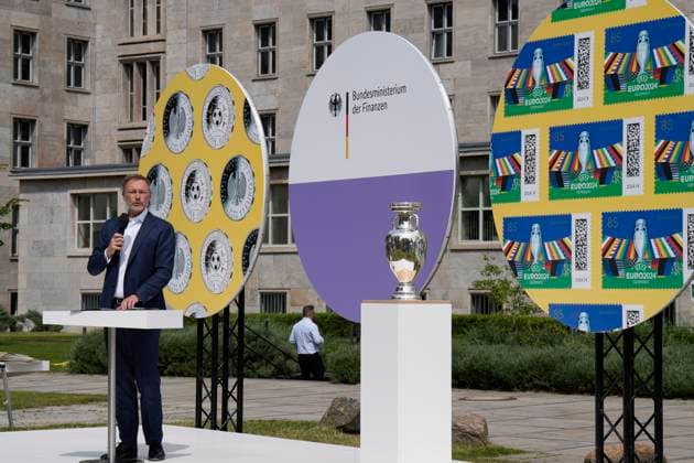 Bundesfinanzminister Lindner präsentiert Sonderpostwertzeichen und 11-Euro-Sammlermünze Präsentation des Sonderpostwertzeichens und der 11-Euro-Sammlermünze UEFA Fußball-Europameisterschaft 2024 mit Bundesfinanzminister Christian Lindner im Bundesministerium der Finanzen Berlin Berlin GER
