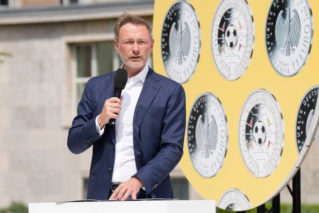 News Bilder des Tages Bundesfinanzminister Lindner präsentiert Sonderpostwertzeichen und 11-Euro-Sammlermünze Präsentation des Sonderpostwertzeichens und der 11-Euro-Sammlermünze UEFA Fußball-Europameisterschaft 2024 mit Bundesfinanzminister Christian Lindner im Bundesministerium der Finanzen Berlin Berlin GER