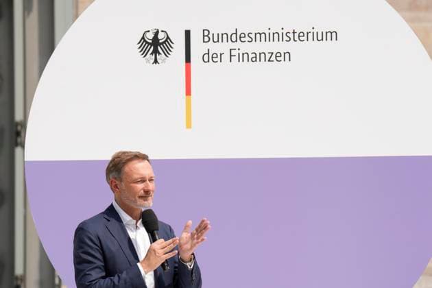 Bundesfinanzminister Lindner präsentiert Sonderpostwertzeichen und 11-Euro-Sammlermünze Präsentation des Sonderpostwertzeichens und der 11-Euro-Sammlermünze UEFA Fußball-Europameisterschaft 2024 mit Bundesfinanzminister Christian Lindner im Bundesministerium der Finanzen Berlin Berlin GER