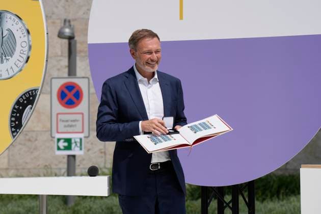 Bundesfinanzminister Lindner präsentiert Sonderpostwertzeichen und 11-Euro-Sammlermünze Präsentation des Sonderpostwertzeichens und der 11-Euro-Sammlermünze UEFA Fußball-Europameisterschaft 2024 mit Bundesfinanzminister Christian Lindner im Bundesministerium der Finanzen Berlin Berlin GER