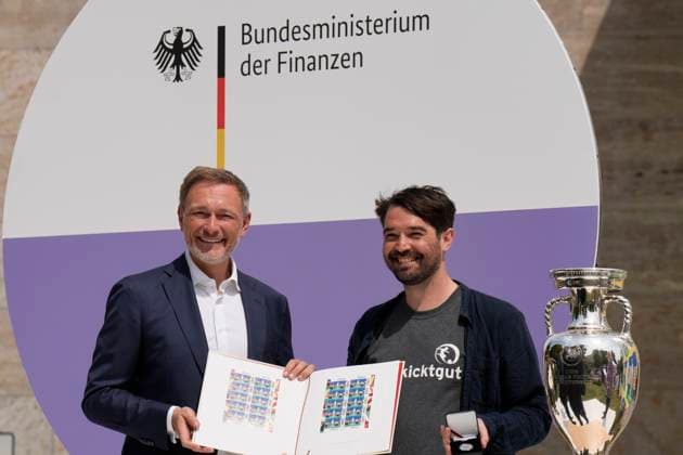 Bundesfinanzminister Lindner präsentiert Sonderpostwertzeichen und 11-Euro-Sammlermünze Präsentation des Sonderpostwertzeichens und der 11-Euro-Sammlermünze UEFA Fußball-Europameisterschaft 2024 mit Bundesfinanzminister Christian Lindner im Bundesministerium der Finanzen Berlin Berlin GER