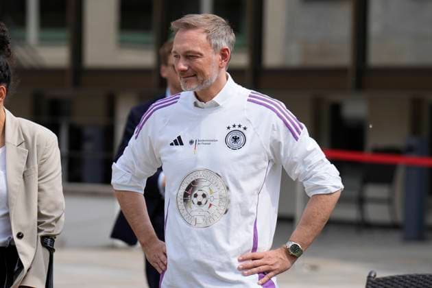 Bundesfinanzminister Lindner präsentiert Sonderpostwertzeichen und 11-Euro-Sammlermünze Präsentation des Sonderpostwertzeichens und der 11-Euro-Sammlermünze UEFA Fußball-Europameisterschaft 2024 mit Bundesfinanzminister Christian Lindner im Bundesministerium der Finanzen Berlin Berlin GER