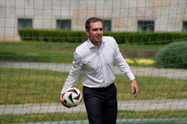 Philip Lahm Präsentation des Sonderpostwertzeichens und der 11-Euro-Sammlermünze UEFA Fußball-Europameisterschaft 2024 mit Bundesfinanzminister Christian Lindner im Bundesministerium der Finanzen Berlin Berlin GER