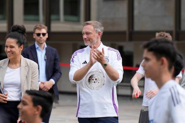 Bundesfinanzminister Lindner präsentiert Sonderpostwertzeichen und 11-Euro-Sammlermünze Präsentation des Sonderpostwertzeichens und der 11-Euro-Sammlermünze UEFA Fußball-Europameisterschaft 2024 mit Bundesfinanzminister Christian Lindner im Bundesministerium der Finanzen Berlin Berlin GER