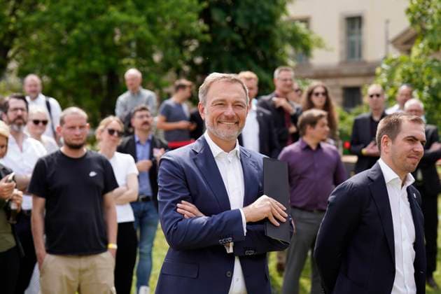 Bundesfinanzminister Lindner präsentiert Sonderpostwertzeichen und 11-Euro-Sammlermünze Präsentation des Sonderpostwertzeichens und der 11-Euro-Sammlermünze UEFA Fußball-Europameisterschaft 2024 mit Bundesfinanzminister Christian Lindner im Bundesministerium der Finanzen Berlin Berlin GER