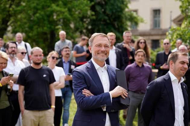 Bundesfinanzminister Lindner präsentiert Sonderpostwertzeichen und 11-Euro-Sammlermünze Präsentation des Sonderpostwertzeichens und der 11-Euro-Sammlermünze UEFA Fußball-Europameisterschaft 2024 mit Bundesfinanzminister Christian Lindner im Bundesministerium der Finanzen Berlin Berlin GER