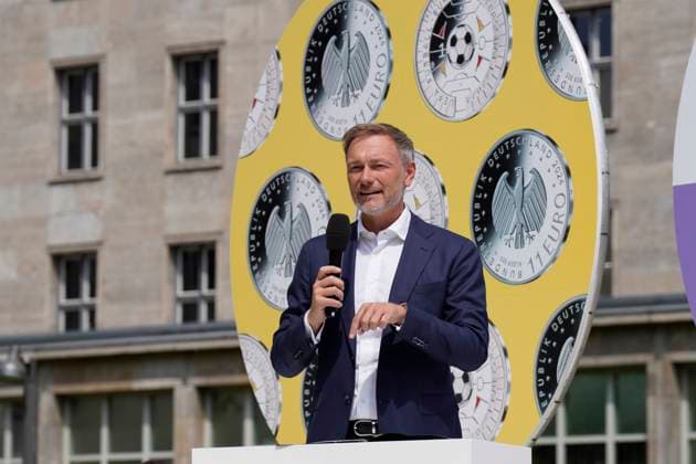 Bundesfinanzminister Lindner präsentiert Sonderpostwertzeichen und 11-Euro-Sammlermünze Präsentation des Sonderpostwertzeichens und der 11-Euro-Sammlermünze UEFA Fußball-Europameisterschaft 2024 mit Bundesfinanzminister Christian Lindner im Bundesministerium der Finanzen Berlin Berlin GER