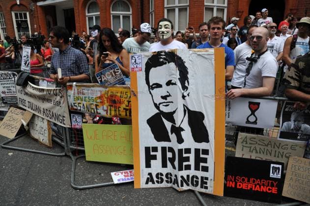 Julian Assange gives public statement from balcony of the Ecuadorean embassy Crowd.Julian Assange gives public statement from the balcony of the Ecuadorean embassy in London, UK. In his first public statement since entering embassy in June he urged the US to end its witch-hunt on Wikileaks. He also thanked Ecuador s president, who has granted him asylum. London, England...August 19th, 2012.full length gv general view supporters free signs posters guy fawkes mask .CAP BF. Bob Fidgeon . Great Britain Copyright: xBobxFidgeon CapitalxPicturesx