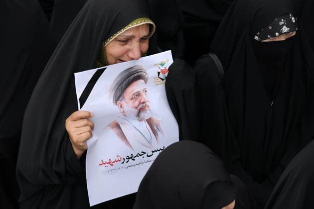 News Themen der Woche KW21 News Bilder des Tages May 21, 2024, Tabriz, East Azerbaijan, Iran: An Iranian Mourner holding a portrait of late president Ebrahim Raisi during a funeral procession in Tabriz, the capital of Iran s East Azerbaijan province, on May 21, 2024, for late president Ebrahim Raisi and seven others killed with him in a helicopter crash two days ago. Tens of thousands of Iranians gathered in Tabriz on May 21 to mourn Raisi and seven members of his entourage who were killed in the crash on a fog-shrouded mountainside in northwestern Iran. Tabriz Iran - ZUMAi98_ 20240521_zih_i98_053 Copyright: xIranianxPresidencyx