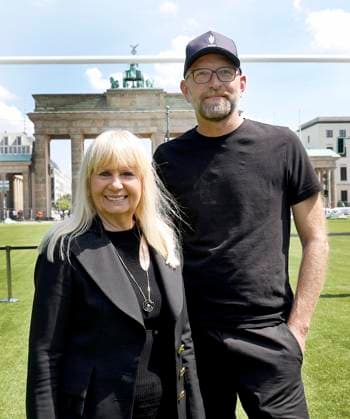 Iris Spranger, Senatorin für Inneres und Sport, Moritz van Dülmen, Geschäftsführer von Kulturprojekte Berlin bei der Pressekonferenz für die Fan Zone am Brandenburger Tor in Berlin. Vorstellung der Ideen und Pläne was erwartet die Besucherinnen und Besucher zur UEFA EURO, EM in Berlin.,