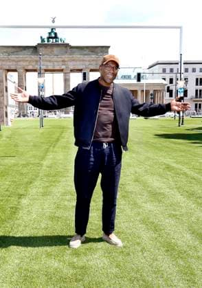 Joe Chialo, Senator für Kultur und Gesellschaftlichen Zusammenhalt von Berlin bei der Pressekonferenz für die Fan Zone am Brandenburger Tor in Berlin. Vorstellung der Ideen und Pläne was erwartet die Besucherinnen und Besucher zur UEFA EURO, EM in Berlin.,