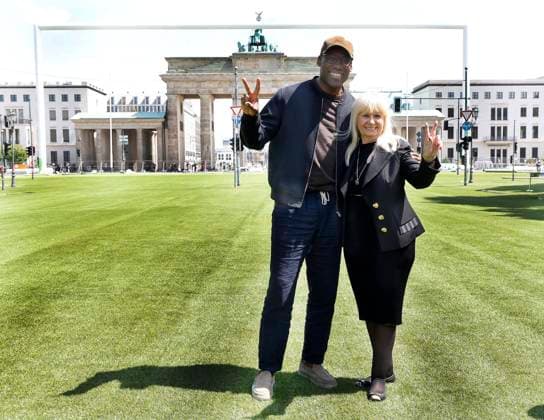 Joe Chialo (Senator für Kultur und Gesellschaftlichen Zusammenhalt von Berlin ), Iris Spranger ( Senatorin für Inneres und Sport) bei der Pressekonferenz für die Fan Zone am Brandenburger Tor in Berlin. Vorstellung der Ideen und Pläne was erwartet die Besucherinnen und Besucher zur UEFA EURO, EM in Berlin.,