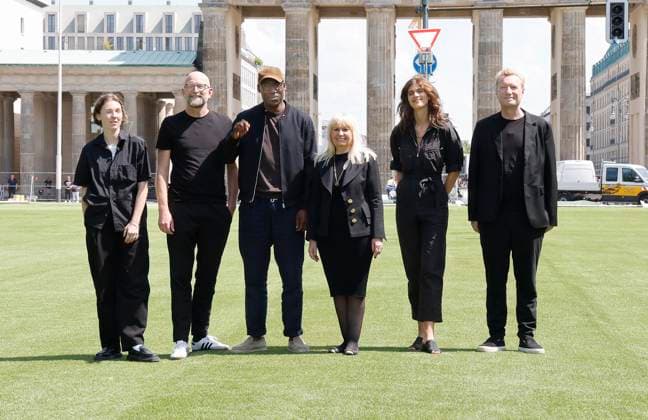 Lisa Herzog, Moritz van Dülmen, Joe Chialo, Iris Spranger, Dr. Paulina Hübner, Thomas Gloor bei der Pressekonferenz für die Fan Zone am Brandenburger Tor in Berlin. Vorstellung der Ideen und Pläne was erwartet die Besucherinnen und Besucher zur UEFA EURO, EM in Berlin.,