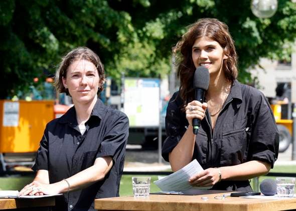 Lisa Herzog, Dr. Paulina Hübner bei der Pressekonferenz für die Fan Zone am Brandenburger Tor in Berlin. Vorstellung der Ideen und Pläne was erwartet die Besucherinnen und Besucher zur UEFA EURO, EM in Berlin.,