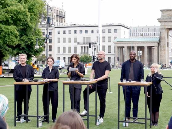 Thomas Gloor, Lisa Herzog, Dr. Paulina Hübner, Moritz van Dülmen, Joe Chialo, Iris Spranger bei der Pressekonferenz für die Fan Zone am Brandenburger Tor in Berlin. Vorstellung der Ideen und Pläne was erwartet die Besucherinnen und Besucher zur UEFA EURO, EM in Berlin.,