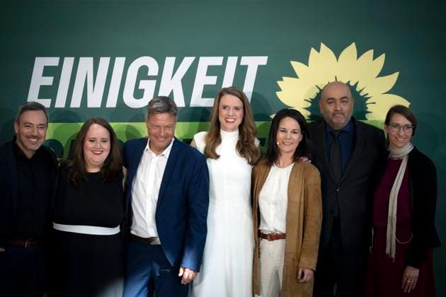 Baerbock, Reintke, Habeck, Europawahlkampfauftakt DEU, Deutschland, Germany, Berlin, 13.05.2024 Sergey Lagodinsky , Kandidat der deutschen Grünen bei der Europawahl, Ricarda Lang , Co-Vorsitzende der Grünen in Deutschland, Robert Habeck , Bundesminister fuer Wirtschaft und Klimaschutz, Vizekanzler, Buendnis 90 Die Gruenen , Terry Reintke , Spitzenkandidatin der Gruenen fuer die Europawahl 2024, Annalena Baerbock , Bundesaussenministerin, Bundesministerin des Auswaertigen Amtes, Buendnis 90 Die Gruenen und Omid Nouripour , Co-Vorsitzender der Grünen in Deutschland (v.l.n.r.) beim Wahlkampfauftakt der Gruenen zur Europawahl 2024 in Berlin Deutschland en: Sergey Lagodinsky , candidate of Germany s Green party European Parliament election, R