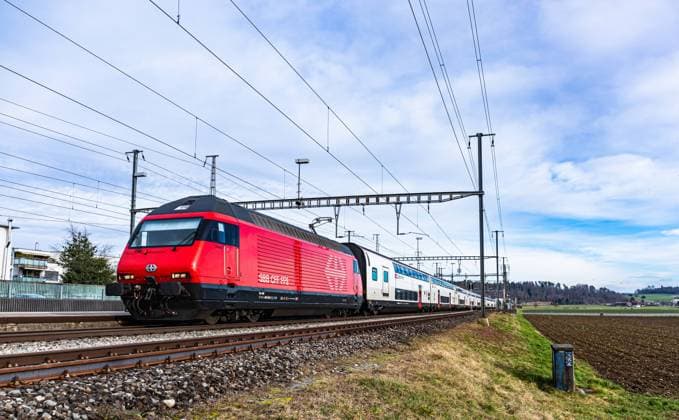 SBB IC2000 mit Lok 2000 Ein SBB IC2000 fährt durch den Bahnhof von Bassersdorf. Er wird von einer Lok 2000 gezogen. (Bassersdorf, Schweiz, 04.02.2024) *** SBB IC2000 with locomotive 2000 An SBB IC2000 passes through Bassersdorf station It is pulled by a locomotive 2000 Bassersdorf, Switzerland, 04 02 2024