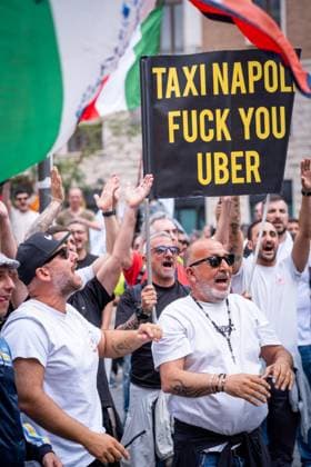 Bilder des Jahres 2024, News 05 Mai News Themen der Woche KW21 News Bilder des Tages May 21, 2024, Rome, Rm, Italy: Taxi drivers on strike from all over Italy gather in Rome to protest against the government deregulation policies which, they say, favour Uber and NCC Rome Italy - ZUMAg256 20240521_znp_g256_004 Copyright: xMarcoxDixGianvitox