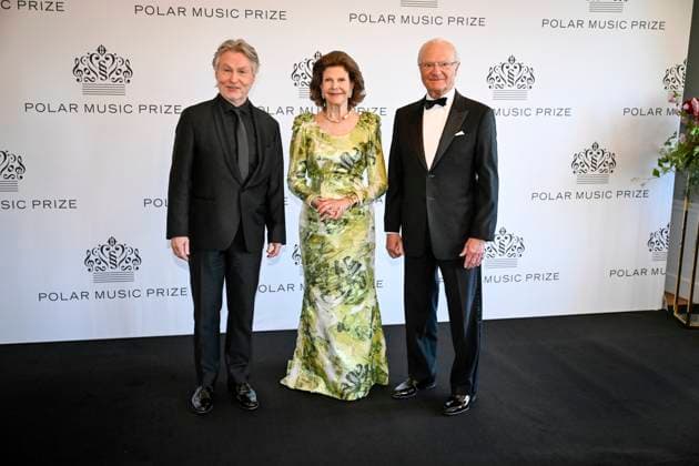 STOCKHOLM, SWEDEN 20240521 Laureate Esa Pekka Salonen with Queen Silvia and King Carl Gustaf after the award ceremony during the Polar Prize 2024, presented at the Grand Hotel in Stockholm STOCKHOLM SWEDEN x10070x  Copyright: xJessicaxGow TTx POLARPRISET 2024 _qumA-0eQWI