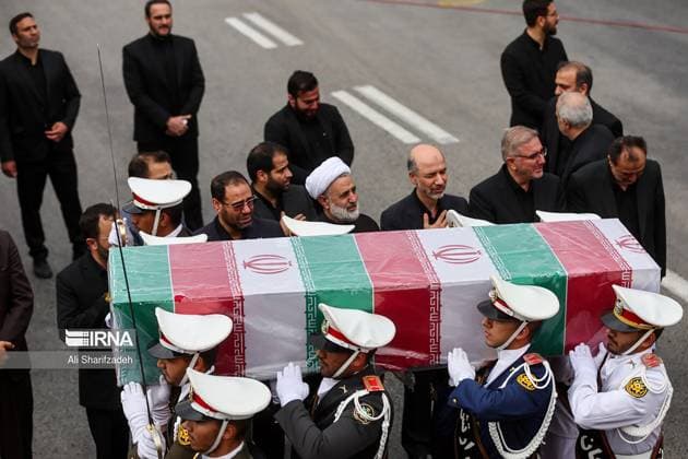 News Themen der Woche KW21 News Bilder des Tages Honour guards carry the coffin of late president Ebrahim Raisi during a funeral procession at Mehrabbad Airport in Tehran, Iran, on Tuesday, May 21, 2024. Iran s President Ebrahim Raisi was confirmed dead along with his foreign minister Hossein Amir-Abdollahian and six others on May 20, 2024, after search and rescue teams found their crashed helicopter in a fog-shrouded mountain region in Iran s East Azerbaijan province, sparking mourning in the Islamic republic.  IRN2024052102 IslamicxRepublicxNewsxAgencyxIRN