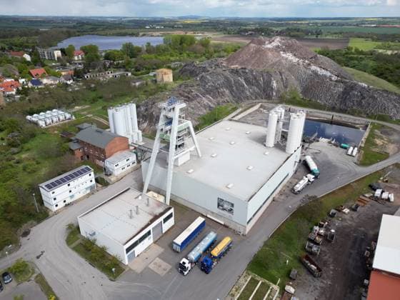25.04. Sachsen-Anhalt Sachsen Anhalt Saalekreis Saalkreis Foto Teutschenthal Firma GTS Versatzbergbau Grube Teutschenthal Sicherungs GmbH & Co. KG Verfüllung der Hohlräume mit Versatzstoffen Stilllegung und Sicherung der Grube, Hohlraumreduzierung durch Einbringung von Versat Luftbild Luftaufnahme Ansicht Ortsansicht *** 25 04 Saxony Anhalt Saxony Anhalt Saalekreis Saalkreis Photo Teutschenthal Company GTS Versatzbergbau Grube Teutschenthal Sicherungs GmbH Co KG Backfilling of cavities with backfill materials Decommissioning and securing of the mine, cavity reduction by insertion of backfill Aerial photograph Aerial view View of the site