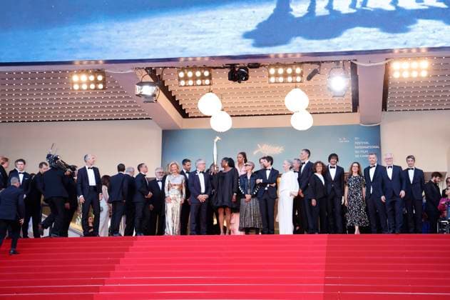 Festival-Präsidentin Iris Knobloch mit Olympiasportlern und - Sportlerinnen und Gästen bei der Premiere des Kinofilms Marcello Mio auf dem Festival de Cannes 2024 77. Internationale Filmfestspiele von Cannes im Palais des Festivals. Cannes, 21.05.2024