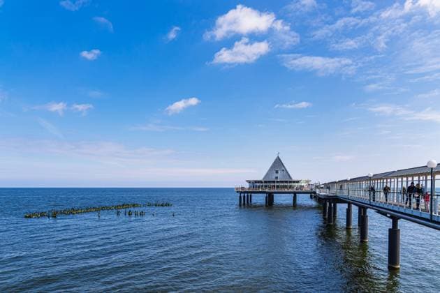 Die Seebrücke in Heringsdorf auf der Insel Usedom. *** the Seabridge in Heringsdorf at the Island Usedom 1042601971