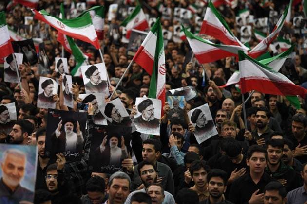 Bilder des Jahres 2024, News 05 Mai News Themen der Woche KW21 News Bilder des Tages (240522) -- BEIJING, May 22, 2024 -- People attend a farewell ceremony held for Iran s late President Ebrahim Raisi, late Foreign Minister Hossein Amir-Abdollahian and others in Tehran, Iran, May 21, 2024. People in Tehran on Tuesday attended, in large numbers, a farewell ceremony held for Iran s late President Ebrahim Raisi, late Foreign Minister Hossein Amir-Abdollahian and others after their bodies were transferred from the northwestern city of Tabriz to the capital city. Shadati) XINHUA PHOTOS OF THE DAY ShaxDati 