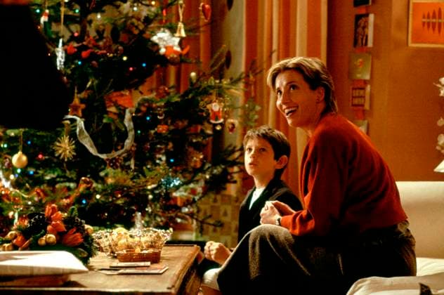 LOVE ACTUALLY - Karen (EMMA THOMPSON) and son Bernie (WILLIAM WADHAM) prepare for Christmas and all its possibilities ONLY FOR EDITORIAL USE FAM12152 Copyright: xx 04406237