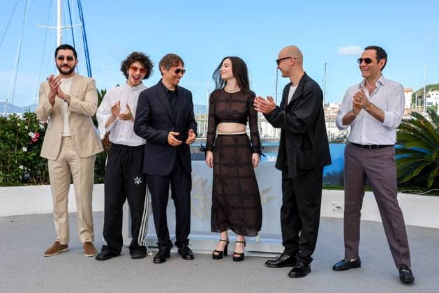 Cannes - Anora Photocall Vache Tovmasyan, Mark Eydelshteyn, Sean Baker, Mikey Madison, Jurij Borisov and Karren Karagulian attend the Anora Photocall at the 77th annual Cannes Film Festival at Palais des Festivals on May 22, 2024 in Cannes, France. Photo by Shootpix ABACAPRESS.COM Cannes France  Copyright: xShootpix ABACAx