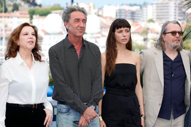 Stefania Sandrelli, Paolo Sorrentino, Celeste Dalla Porta und Gary Oldman beim Photocall zum Kinofilm Parthenope auf dem Festival de Cannes 2024 77. Internationale Filmfestspiele von Cannes am Palais des Festivals. Cannes, 22.05.2024