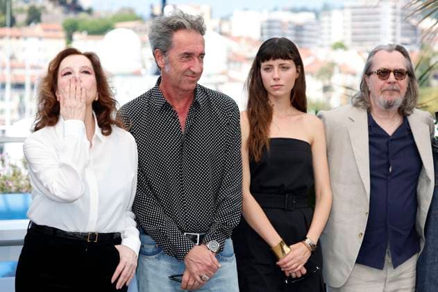 Stefania Sandrelli, Paolo Sorrentino, Celeste Dalla Porta und Gary Oldman beim Photocall zum Kinofilm Parthenope auf dem Festival de Cannes 2024 77. Internationale Filmfestspiele von Cannes am Palais des Festivals. Cannes, 22.05.2024