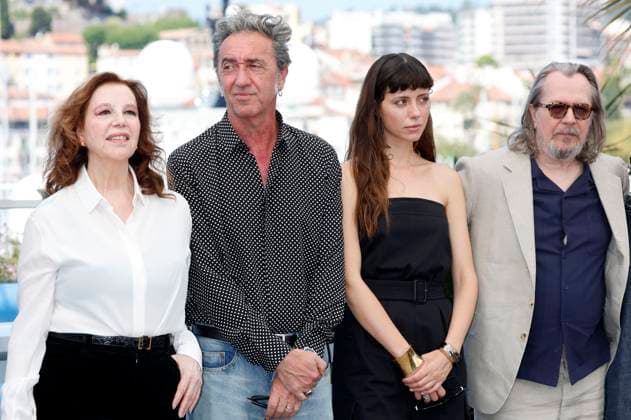 Stefania Sandrelli, Paolo Sorrentino, Celeste Dalla Porta und Gary Oldman beim Photocall zum Kinofilm Parthenope auf dem Festival de Cannes 2024 77. Internationale Filmfestspiele von Cannes am Palais des Festivals. Cannes, 22.05.2024