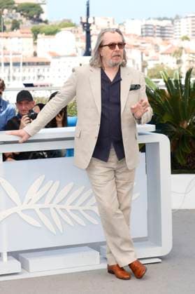 Gary Oldman beim Photocall zum Kinofilm Parthenope auf dem Festival de Cannes 2024 77. Internationale Filmfestspiele von Cannes am Palais des Festivals. Cannes, 22.05.2024