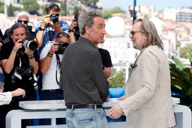 Paolo Sorrentino und Gary Oldman beim Photocall zum Kinofilm Parthenope auf dem Festival de Cannes 2024 77. Internationale Filmfestspiele von Cannes am Palais des Festivals. Cannes, 22.05.2024