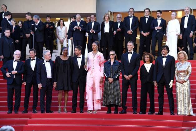 Thierry Fremaux, David Lisnard, Thierry Rey, Marie-Jose Perec, Tony Estanguet, Iliana Rupert, Marie Patouillet, Alexis Hanquinquant, Nelia Barbosa, Arnaud Assoumani und Iris Knobloch mit der Olympischen Flamme bei der Marcello Mio Film Premiere am 21.05.2024 im Rahmen vom 77. Film Festival in Cannes Cannes Film Festival 2024 -Marcello Mio Filmpremiere