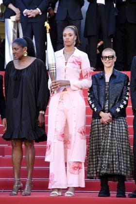 Marie-Jose Perec, Iliana Rupert und Marie Patouillet mit der Olympischen Flamme bei der Marcello Mio Film Premiere am 21.05.2024 im Rahmen vom 77. Film Festival in Cannes Cannes Film Festival 2024 -Marcello Mio Filmpremiere