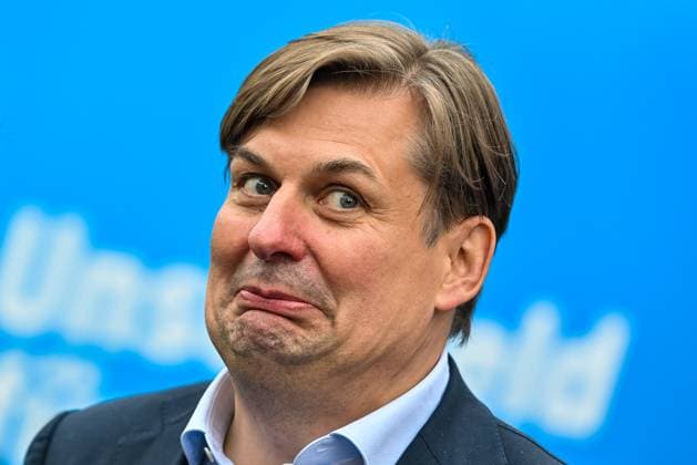 Bilder des Jahres 2024, News 05 Mai News Themen der Woche KW21 GER, Wahlkampfveranstaltung von AfD-Spitzenkandidat Maximilian Krah in Kaufbeuren 21.05.2024, Kemptener Tor, Kaufbeuren, GER, Wahlkampfveranstaltung von AfD-Spitzenkandidat Maximilian Krah in Kaufbeuren, Maximilian Krah (AfD) absolviert einen Wahlkampfauftritt vor ca. 200 Menschen in der Fussgaengerzone in Kaufbeuren im Bild Maximilian Krah (AfD) *** GER, Election campaign event of AfD top candidate Maximilian Krah in Kaufbeuren 21 05 2024, Kemptener Tor, Kaufbeuren, GER, Election campaign event of AfD top candidate Maximilian Krah in Kaufbeuren, Maximilian Krah AfD makes a campaign appearance in front of about 200 people in the pedestrian zone in Kaufbeuren in the picture Maximilian Krah AfD nordphoto GmbHxHafner nph00200
