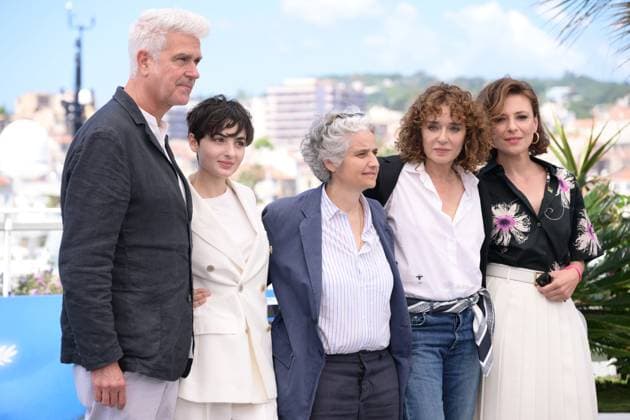 CANNES, FRANCE MAY 22 G D Christophe HONORE, Chiara MASTROIANNI, Fabrice LUCHINI during the photocall of the Rendez vous with Valeria Golino l™ante della gioia at the 77th Cannes Film Festival at the Palais des Festivals on May 22, 2024 in Cannes, France CINEMA 77eme Festival de Cannes Photocall 22 05 2024 ValentinaClaret Panoramic 