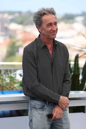 CANNES, FRANCE MAY 22 G D Paolo SORRENTINO during the photocall of the film Parthenope in competition at the 77th Cannes Film Festival at the Palais des Festivals on May 22, 2024 in Cannes, France CINEMA 77eme Festival de Cannes Photocall 22 05 2024 ValentinaClaret Panoramic 