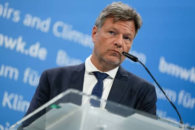 News Bilder des Tages Bundesminister Robert Habeck legt Konzept für grüne Leitmärkte vor Das Bundeministerium für Wirtschaft und Klimaschutz (BMWK) hat ein Konzept Leitmärkte für klimafreundliche Grundstoffe (sog. grüne Leitmärkte) vorgelegt. Pressekonferenz mit Bundesminister Robert Habeck Berlin Berlin GER *** Federal Minister Robert Habeck presents concept for green lead markets The Federal Ministry of Economics and Climate Protection BMWK has presented a concept for lead markets for climate-friendly basic materials, so-called green lead markets Press conference with Federal Minister Robert Habeck Berlin Berlin GER