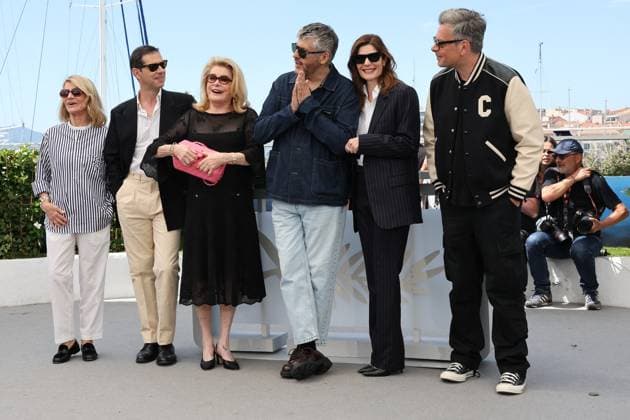 Cannes - Marcello Mio Photocall Hugh Skinner, Nicole Garcia, Fabrice Luchini, Catherine Deneuve, Christophe HonorÃ , Chiara Mastroianni, Benjamin Biolay and Melvil Poupaud attend the Marcello Mio Photocall at the 77th annual Cannes Film Festival at Palais des Festivals on May 22, 2024 in Cannes, France. . Photo by Shootpix ABACAPRESS.COM Cannes France  Copyright: xShootpix ABACAx