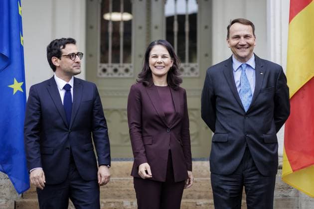 News Themen der Woche KW21 News Bilder des Tages Annalena Baerbock (Buendnis 90 Die Gruenen), Bundesaussenministerin, aufgenommen im Rahmen einer Begruessung mit Stephane Sejourne, Minister fuer Europa und Auswaertige Angelegenheiten der Franzoesischen Republik, und Radosâ‰ˆÃ‡aw Sikorski, Minister fuer Auswaertige Angelegenheiten der Republik Polen, in Weimar, 22.05.2024. Fotografiert im Auftrag des Auswaertigen Amtes. Weimar Deutschland *** Annalena Baerbock Buendnis 90 Die Gruenen , Federal Foreign Minister, photographed during a meeting with Stephane Sejourne, Minister for Europe and Foreign Affairs of the French Republic, and Radosâ‰ˆÃ‡aw Sikorski, Minister for Foreign Affairs of the Republic of Poland, in Weimar, 22 05 2024 Photographed on behalf of the Federal Foreign Office Weimar Copyright: xKiraxHofmannxAAxphotothek.dex