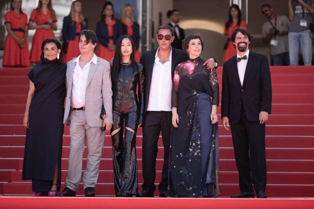 Cannes Grand Tour Screening DB Filipa Reis, guest, Lang KhÃª Tran, Crista Alfaiate, Miguel Gomes and Goncalo Waddington attend the Grand Tour Red Carpet at the 77th annual Cannes Film Festival at Palais des Festivals on May 22, 2024 in Cannes, France. Photo by David Boyer ABACAPRESS.COM Cannes France  Copyright: xBoyerxDavid ABACAx