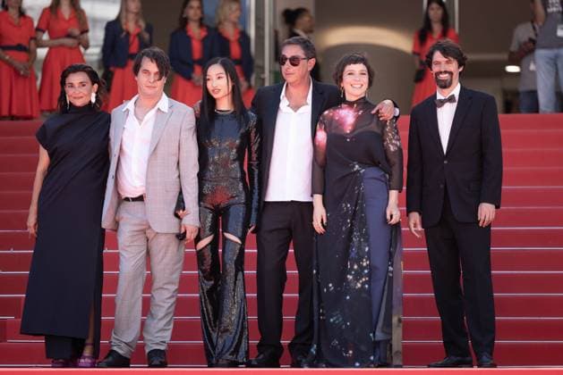 Cannes Grand Tour Screening DB Filipa Reis, guest, Lang KhÃª Tran, Crista Alfaiate, Miguel Gomes and Goncalo Waddington attend the Grand Tour Red Carpet at the 77th annual Cannes Film Festival at Palais des Festivals on May 22, 2024 in Cannes, France. Photo by David Boyer ABACAPRESS.COM Cannes France  Copyright: xBoyerxDavid ABACAx