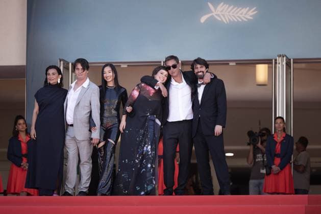 Cannes Grand Tour Screening DB Filipa Reis, guest, Lang KhÃª Tran, Crista Alfaiate, Miguel Gomes and Goncalo Waddington attend the Grand Tour Red Carpet at the 77th annual Cannes Film Festival at Palais des Festivals on May 22, 2024 in Cannes, France. Photo by David Boyer ABACAPRESS.COM Cannes France  Copyright: xBoyerxDavid ABACAx
