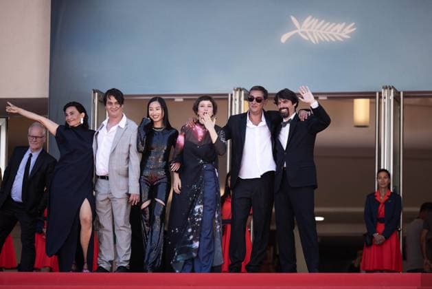 Cannes Grand Tour Screening DB Filipa Reis, guest, Lang KhÃª Tran, Crista Alfaiate, Miguel Gomes and Goncalo Waddington attend the Grand Tour Red Carpet at the 77th annual Cannes Film Festival at Palais des Festivals on May 22, 2024 in Cannes, France. Photo by David Boyer ABACAPRESS.COM Cannes France  Copyright: xBoyerxDavid ABACAx