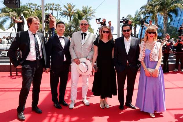 Thomas Ordonneau, Meng Xie, Tom Dercourt, Viola Fugen, Gregorio Paonessa und Marta Donzelli bei der Premiere des Kinofilms Grand Tour auf dem Festival de Cannes 2024 77. Internationale Filmfestspiele von Cannes im Palais des Festivals. Cannes, 22.05.2024